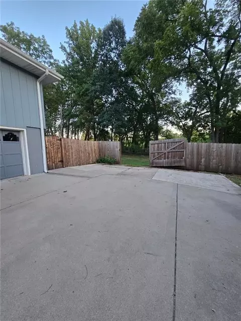 Exterior - 15917 E 41st St, Independence, MO 64055 photo 7 of 15