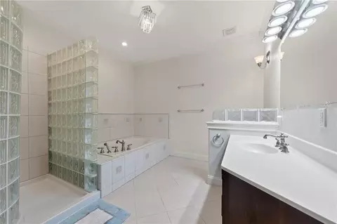 Bath - 1401 Pinecrest Dr, Bethany, MO 64424 photo 1 of 7