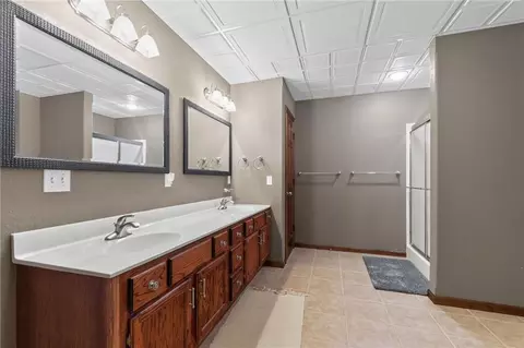 Bath - 1401 Pinecrest Dr, Bethany, MO 64424 photo 6 of 7