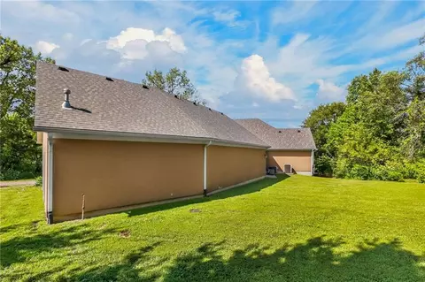 Exterior - 1401 Pinecrest Dr, Bethany, MO 64424 photo 8 of 10