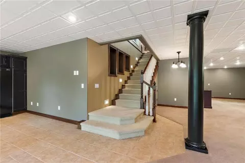 Entry Way - 1401 Pinecrest Dr, Bethany, MO 64424 photo 5 of 6