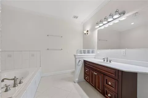 Bath - 1401 Pinecrest Dr, Bethany, MO 64424 photo 2 of 7