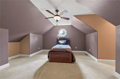 Bedroom - 1401 Pinecrest Dr, Bethany, MO 64424 photo 4 of 12