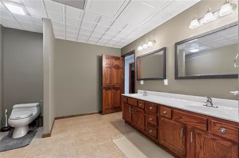 Bath - 1401 Pinecrest Dr, Bethany, MO 64424 photo 7 of 7