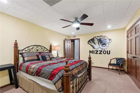 Bedroom - 1401 Pinecrest Dr, Bethany, MO 64424 photo 10 of 12