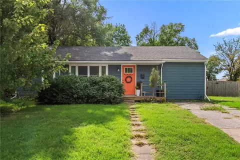 709 W Poor St, Olathe, KS 66061