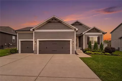 7445 NW Chambers Ct, Parkville, MO 64152