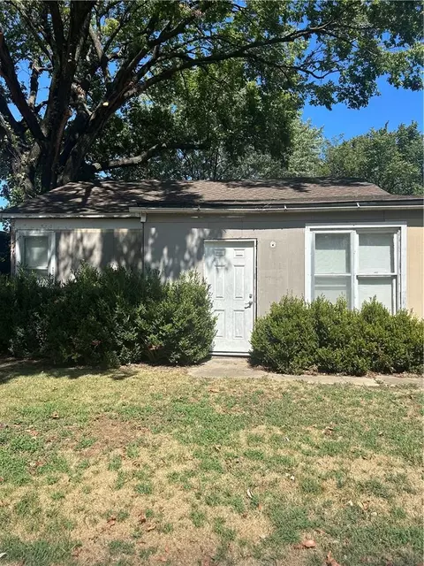 1306 W 3rd St, Coffeyville, KS 67337