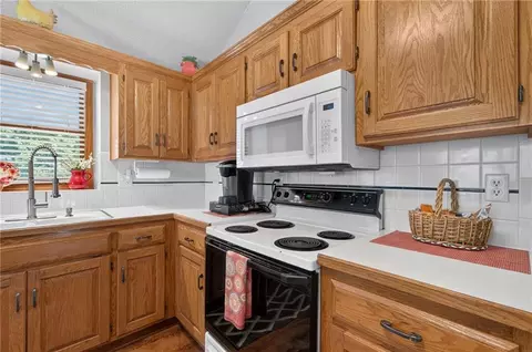 Kitchen - 101 SW Drew Ln, Lees Summit, MO 64081 photo 4 of 5