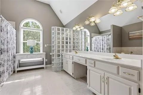 Bath - 2808 SW Arthur Dr, Lees Summit, MO 64082 photo 2 of 5