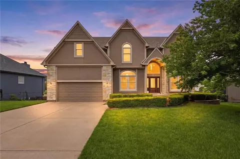 Exterior - 2808 SW Arthur Dr, Lees Summit, MO 64082 photo 2 of 11