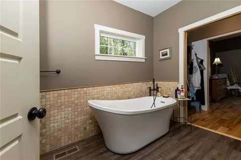 Bath - 502 E Leighton St, Frontenac, KS 66763 photo 2 of 8
