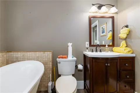 Bath - 502 E Leighton St, Frontenac, KS 66763 photo 4 of 8
