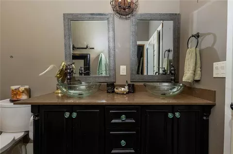 Bath - 502 E Leighton St, Frontenac, KS 66763 photo 6 of 8