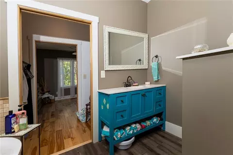 Bath - 502 E Leighton St, Frontenac, KS 66763 photo 3 of 8