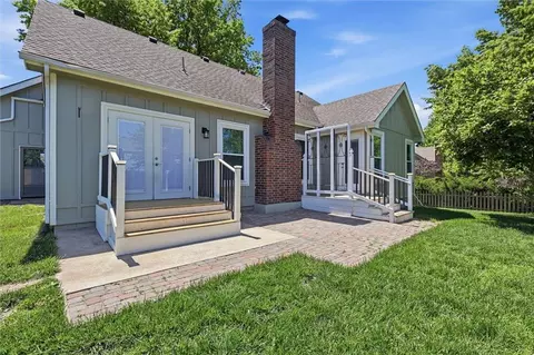 Exterior - 528 NE Bordner Dr, Lees Summit, MO 64086 photo 4 of 9