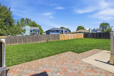 Exterior - 528 NE Bordner Dr, Lees Summit, MO 64086 photo 6 of 9