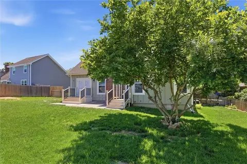 Exterior - 528 NE Bordner Dr, Lees Summit, MO 64086 photo 8 of 9