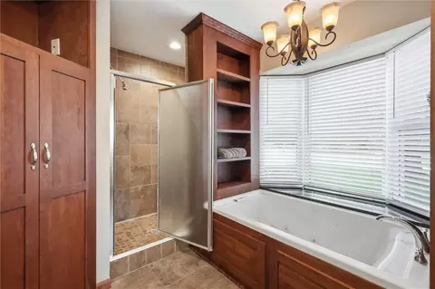 Bath - 528 NE Bordner Dr, Lees Summit, MO 64086 photo 2 of 5