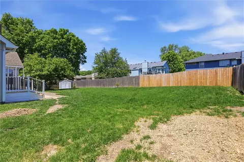 Exterior - 528 NE Bordner Dr, Lees Summit, MO 64086 photo 7 of 9