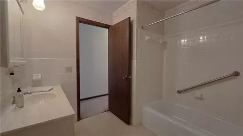 Bath - 609 Park St, Lathrop, MO 64465 photo 2 of 5