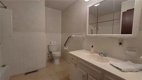 Bath - 609 Park St, Lathrop, MO 64465 photo 1 of 5
