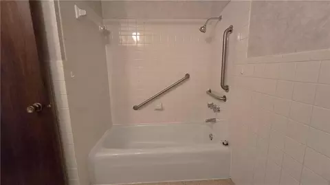 Bath - 609 Park St, Lathrop, MO 64465 photo 3 of 5