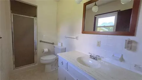 Bath - 609 Park St, Lathrop, MO 64465 photo 4 of 5