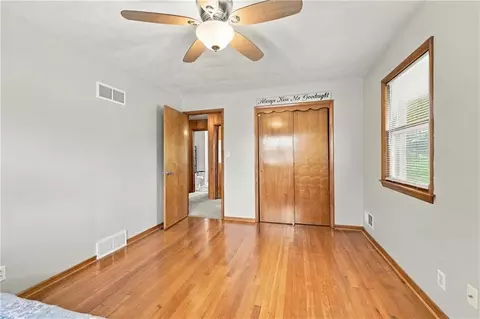 Bedroom - 10407 E 30th Ter, Independence, MO 64052 photo 4 of 5