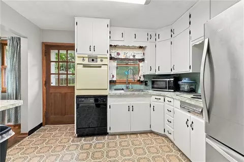 Kitchen - 10407 E 30th Ter, Independence, MO 64052 photo 1 of 2
