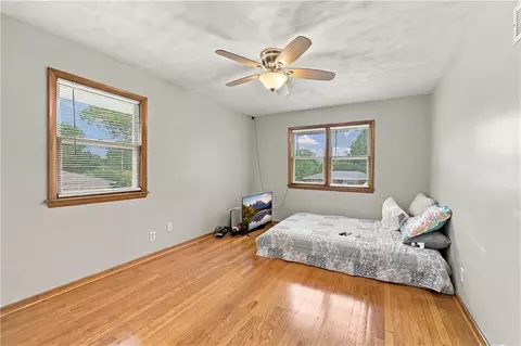 Bedroom - 10407 E 30th Ter, Independence, MO 64052 photo 2 of 5