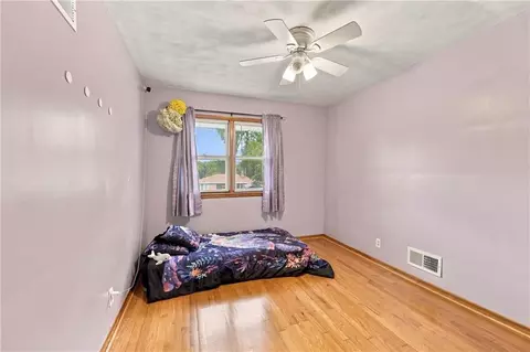 Bedroom - 10407 E 30th Ter, Independence, MO 64052 photo 3 of 5