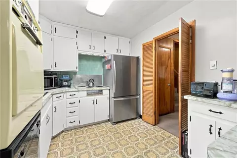 Kitchen - 10407 E 30th Ter, Independence, MO 64052 photo 2 of 2