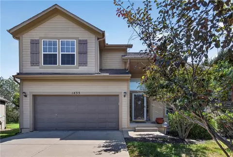1433 Glen Dr, Louisburg, KS 66053
