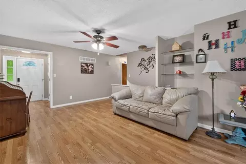 Entry Way - 3800 S Drumm Ave, Independence, MO 64055 photo 5 of 7