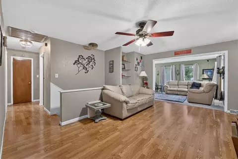 Entry Way - 3800 S Drumm Ave, Independence, MO 64055 photo 4 of 7