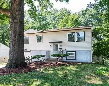 9930 England Dr, Overland Park, KS 66204