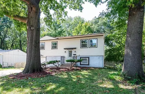 9930 England Dr, Overland Park, KS 66204