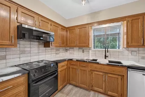 Kitchen - 253 NEdgewater Dr, Lees Summit, MO 64064 photo 3 of 3