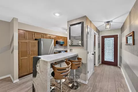 Entry Way - 253 NEdgewater Dr, Lees Summit, MO 64064 photo 3 of 7
