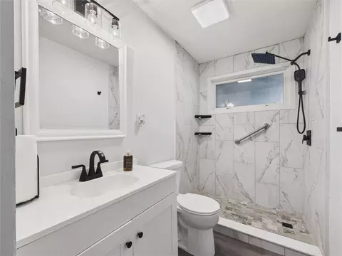 Bath - 12206 E 47th St, Independence, MO 64055 photo 2 of 3