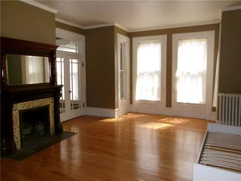 Living - 526 N 5 St, Atchison, KS 66002 photo 2 of 5