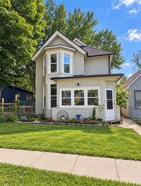 813 Columbia Ave, Leavenworth, KS 66048