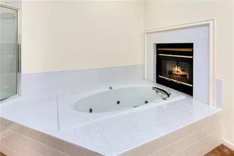 Bath - 1028 NE Moss Point Rd, Lees Summit, MO 64064 photo 1 of 1