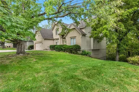 Exterior - 1028 NE Moss Point Rd, Lees Summit, MO 64064 photo 4 of 8