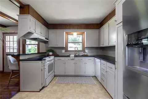Kitchen - 15706 E 44th Ter, Independence, MO 64055 photo 2 of 5