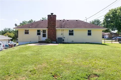 Exterior - 15706 E 44th Ter, Independence, MO 64055 photo 6 of 7