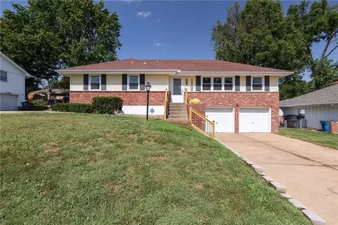 Exterior - 15706 E 44th Ter, Independence, MO 64055 photo 4 of 7