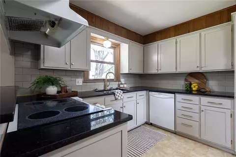 Kitchen - 15706 E 44th Ter, Independence, MO 64055 photo 4 of 5