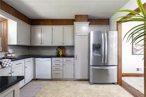 Kitchen - 15706 E 44th Ter, Independence, MO 64055 photo 3 of 5